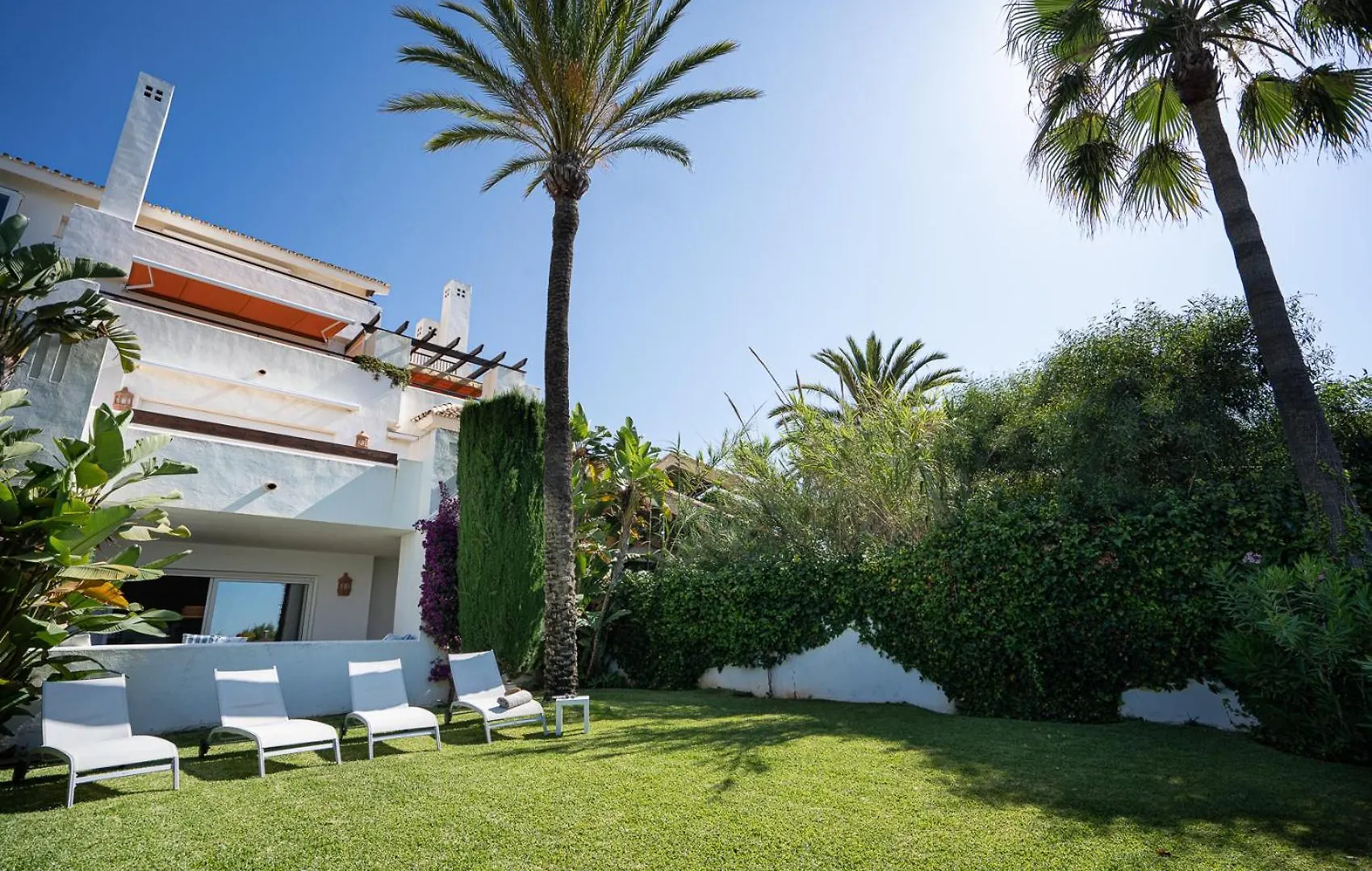 Front-Line Garden Apartment In Palm Beach, Marbella Spanyolország