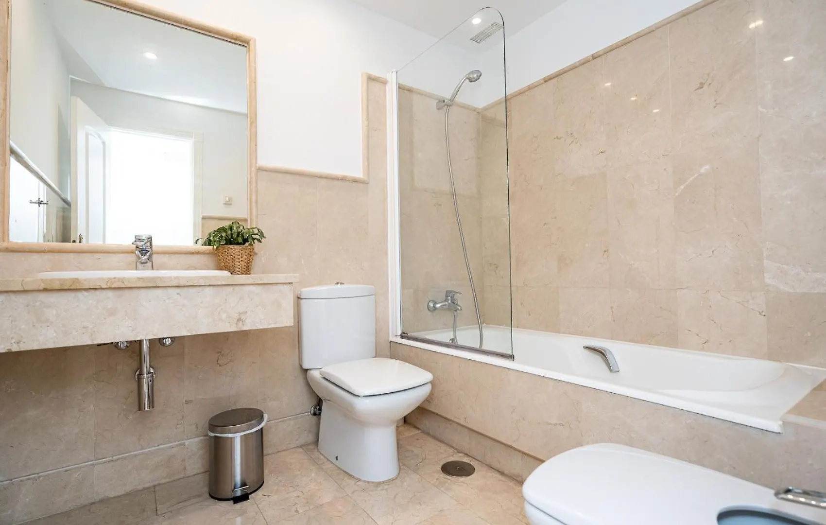 Front-Line Garden Apartment In Palm Beach, Марбелья