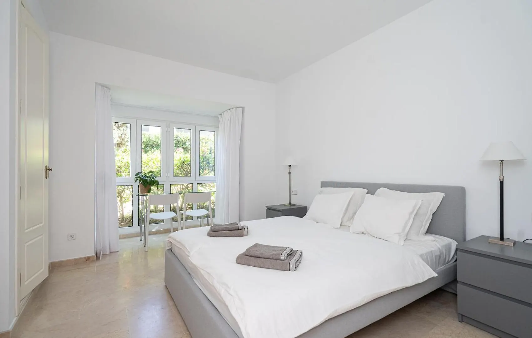 Front-Line Garden Apartment In Palm Beach, Marbella Hiszpania