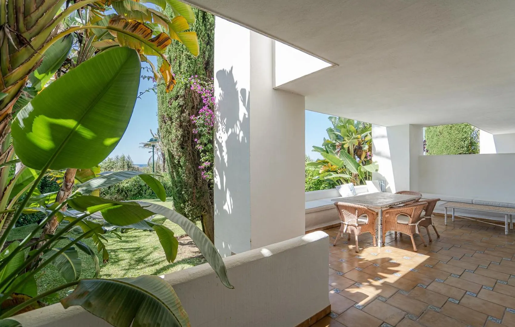 Front-Line Garden Apartment In Palm Beach, Marbella Hiszpania