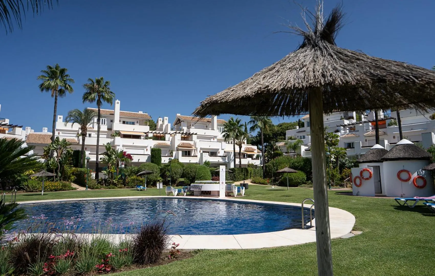 Front-Line Garden Apartment In Palm Beach, Marbella