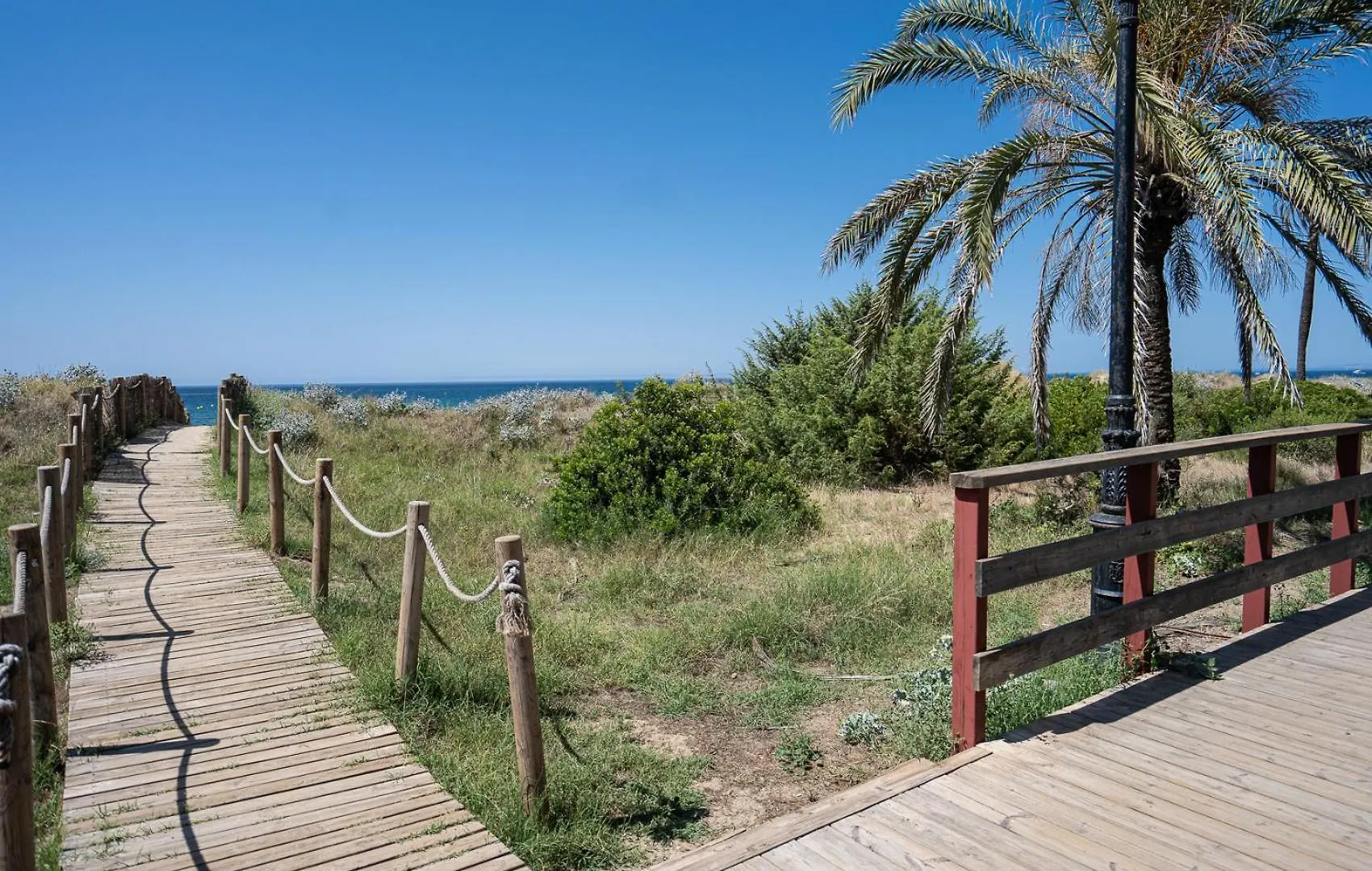 Front-Line Garden Apartment In Palm Beach, Marbella location