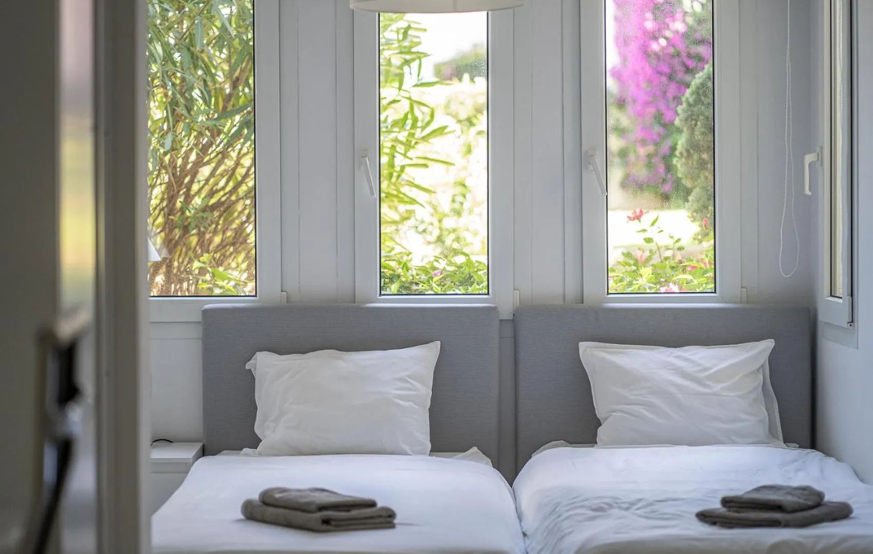 Front-Line Garden Apartment In Palm Beach, Marbella España